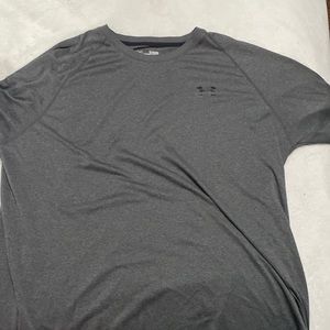 dark gray under armor shirt